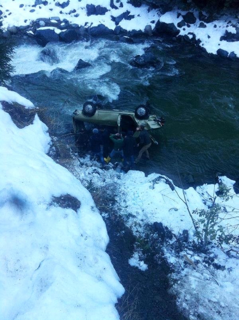 Rize'de Otomobil Dereye Yuvarlandı: 2 Yaralı