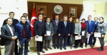 GÜNEYSU KAYMAKAMI ÖĞRETMENLERE BAŞARI BELGESİ VERDİ